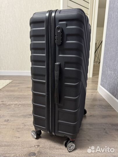 Продам чемодан на колесах