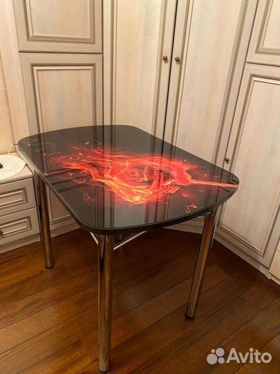 Кухонный стол стеклянный