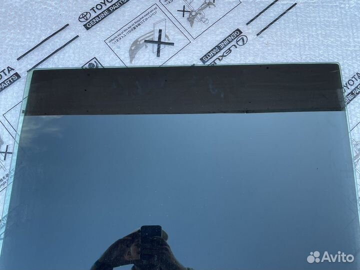 Стекло задней левой двери Land Cruiser 200