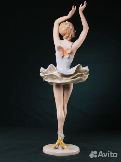 Фарфоровая статуэтка 