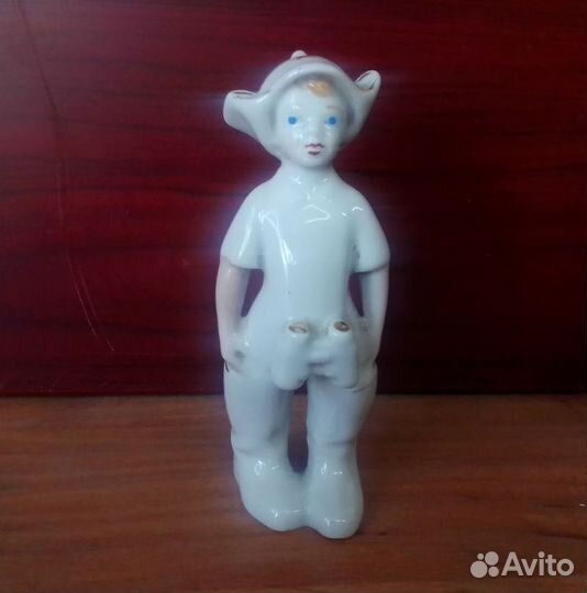 Статуэтка фарфор.Мальчик в буденовке