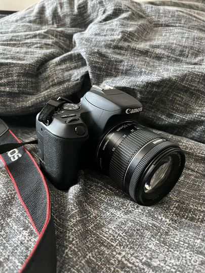 Зеркальный фотоаппарат Canon eos 200d