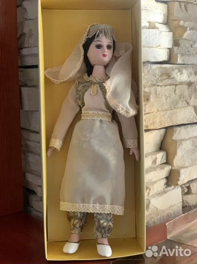 Кукла фарфоровая коллекционная