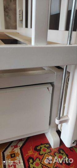 Детская кроватка с продольным маятником