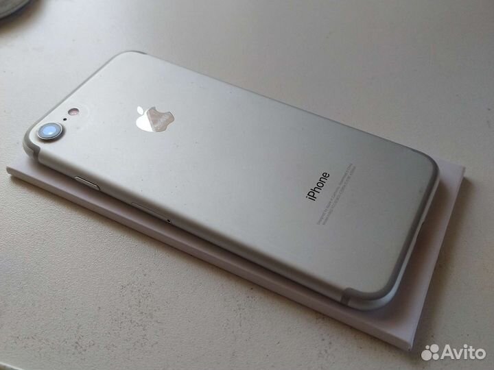 Телефон iPhone 7