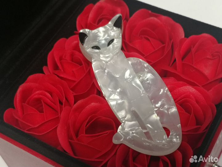 Брошь пластик лиса белая