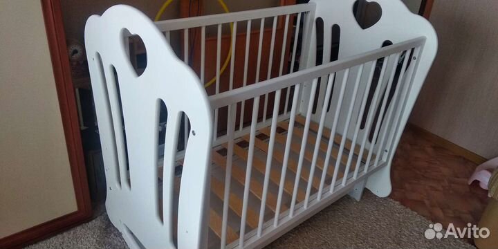 Детская кроватка с маятником и ящиком