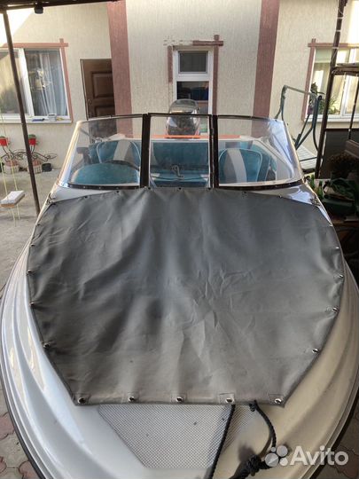 Катер с мотором и прицепом