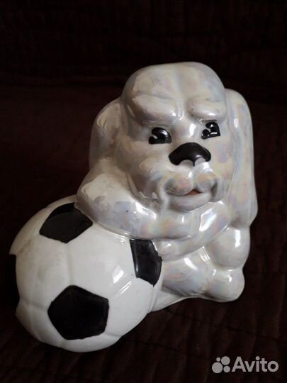 Статуэтка фарфоровая Собачка с мячом
