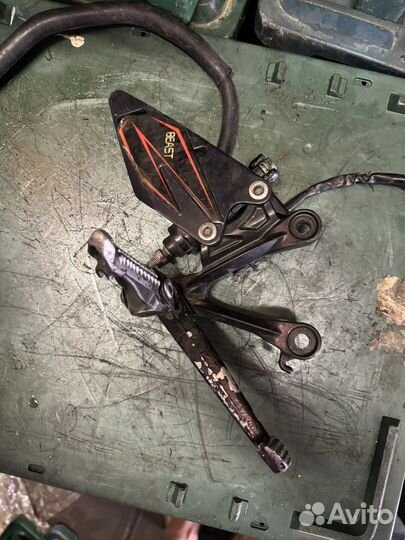 Kawasaki zx10r 08-10 правая подножка