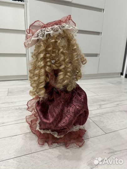 Фарфоровая кукла