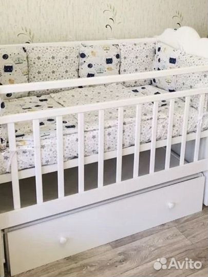 Детская кроватка с маятником