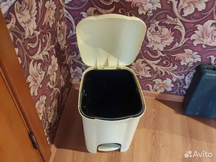 Мусорное ведро в контейнере