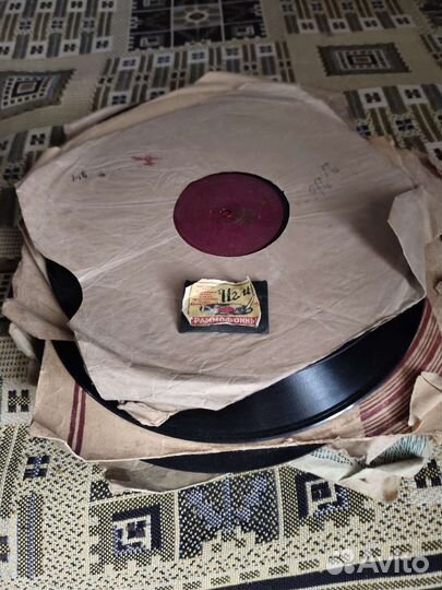 Патефон(работает) +иглы; пластинки 16шт(отдельно)