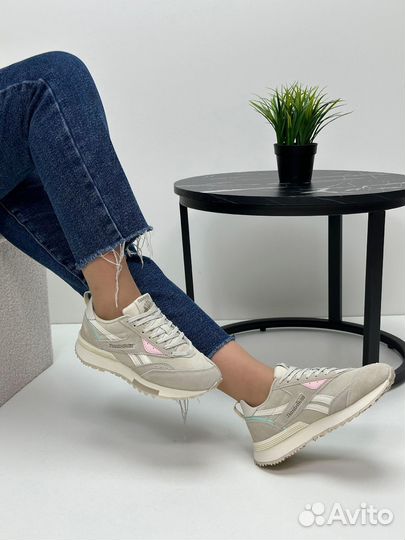 Кроссовки женские