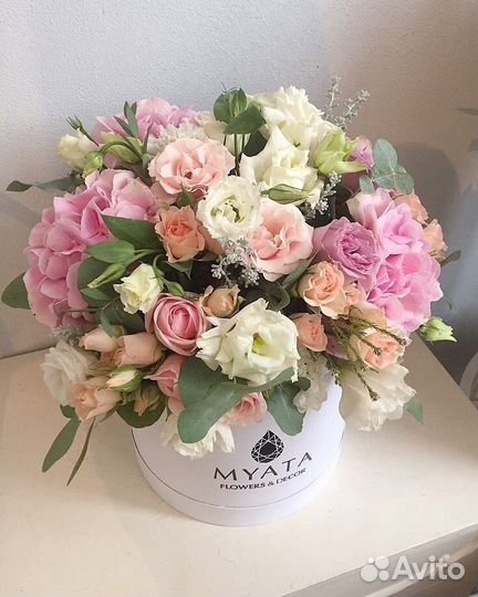 Цветы букеты в шляпной коробке