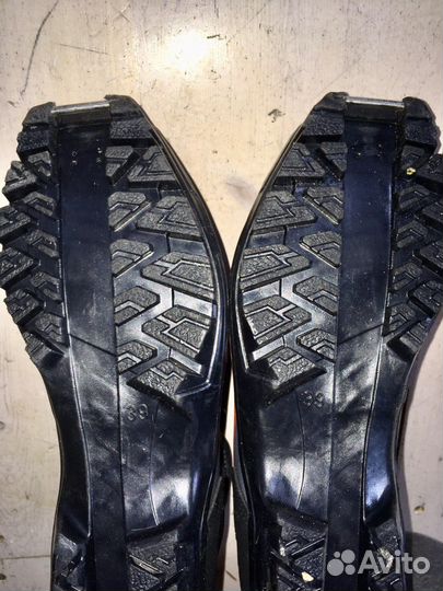 Лыжные ботинки с лыжами