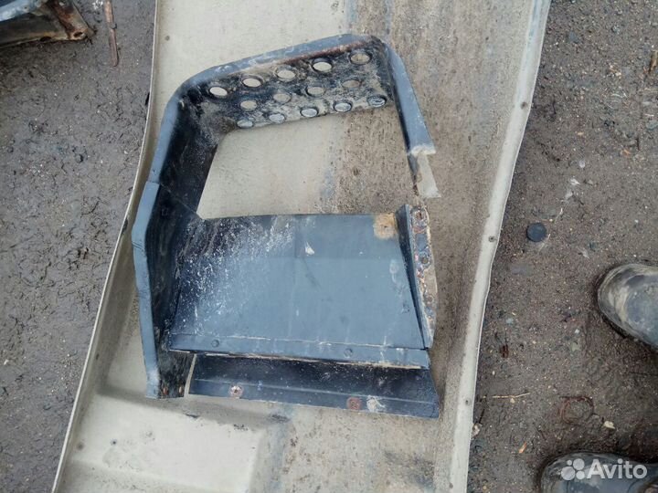 Подножка маз правая