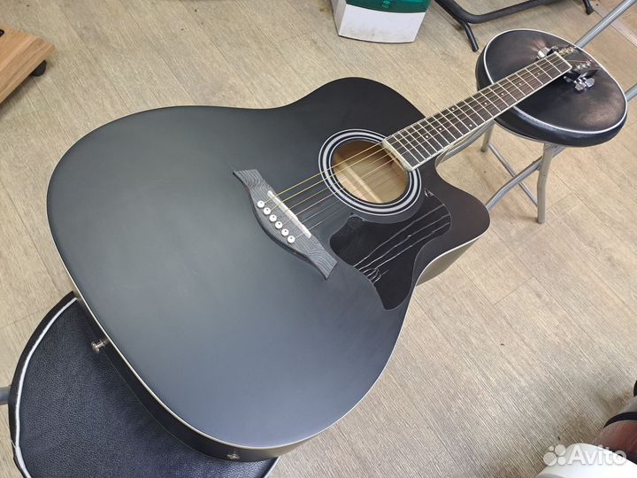 Электроакустическая гитара с подключением чёрная