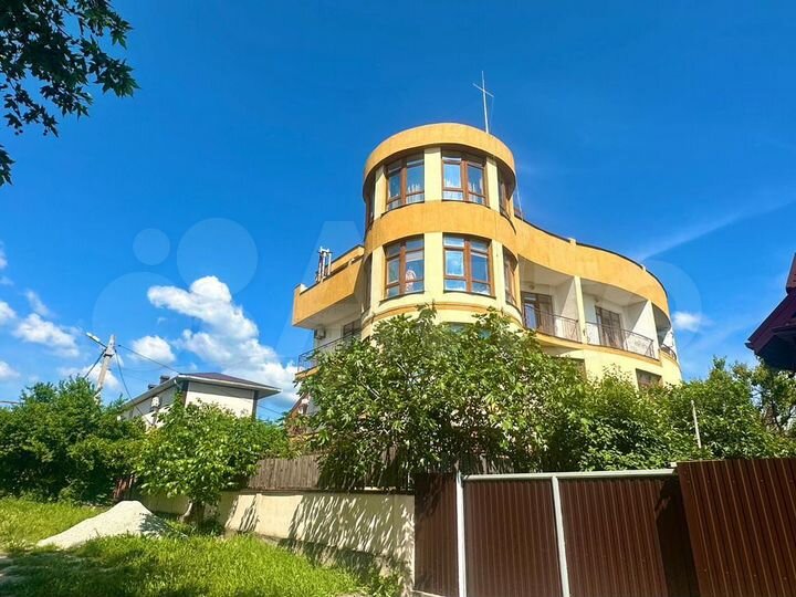 Дом 933,7 м² на участке 7 сот.