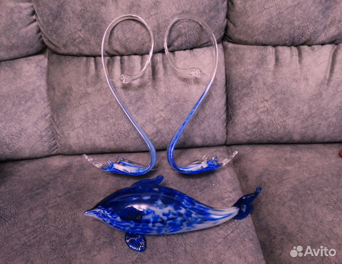 Лебеди с дельфином