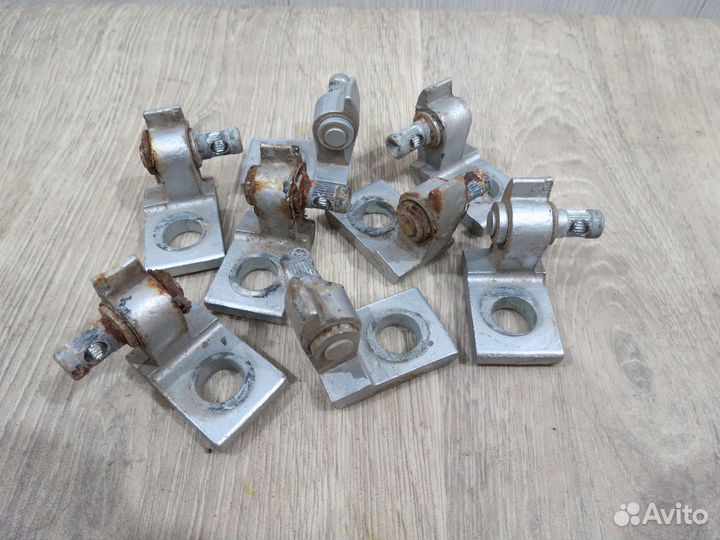 Петля двери Volkswagen Polo