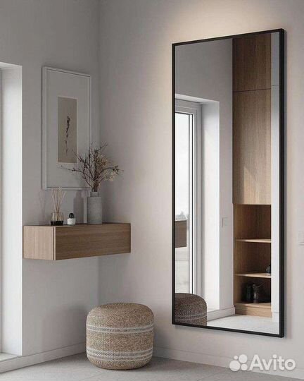 Зеркало в металлической раме,настенное