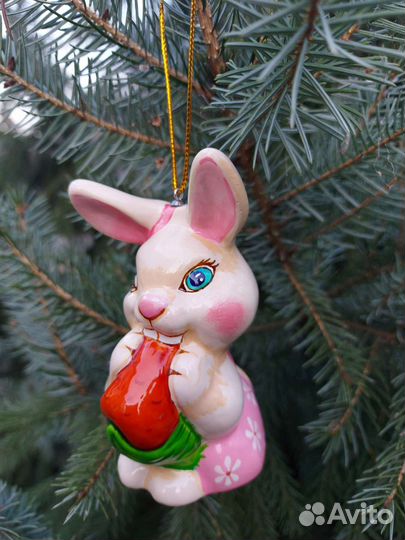 Елочная игрушка Кролик с морковкой