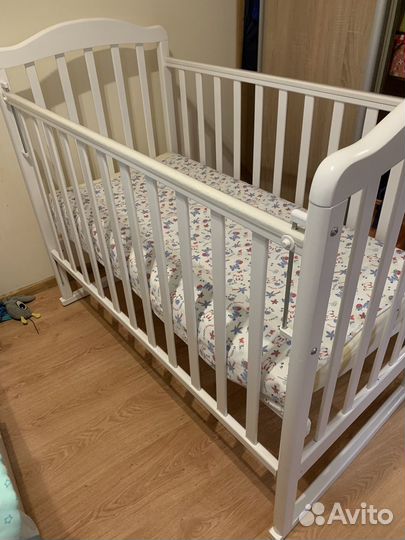 Детская кровать и пеленальный комод