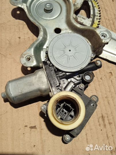 Стеклоподъемник задний левый Toyota Camry 40