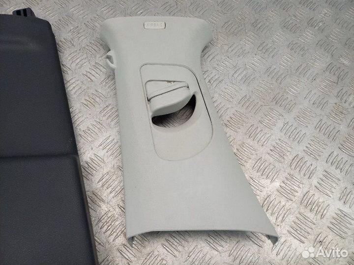 Обшивка стойки центральной левая Volkswagen Jetta