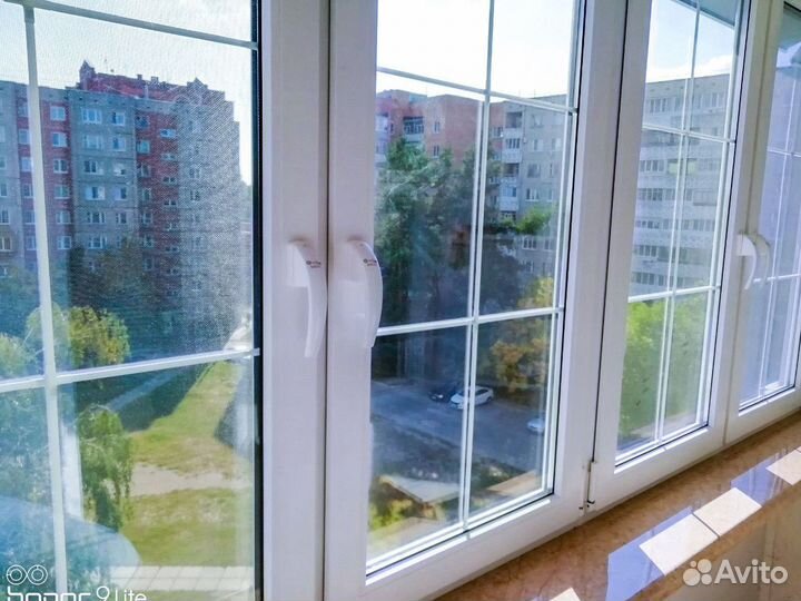 Остекление лоджии глянцевый подоконник