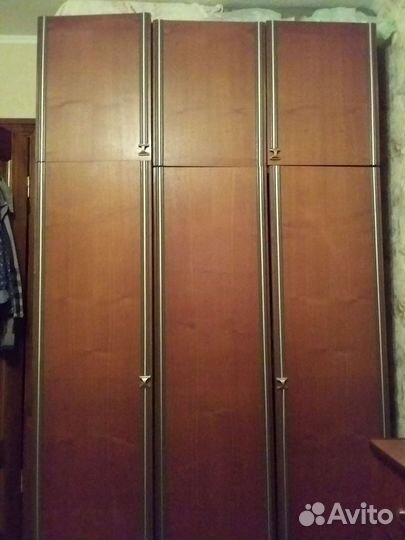 Шкаф трехстворчатый