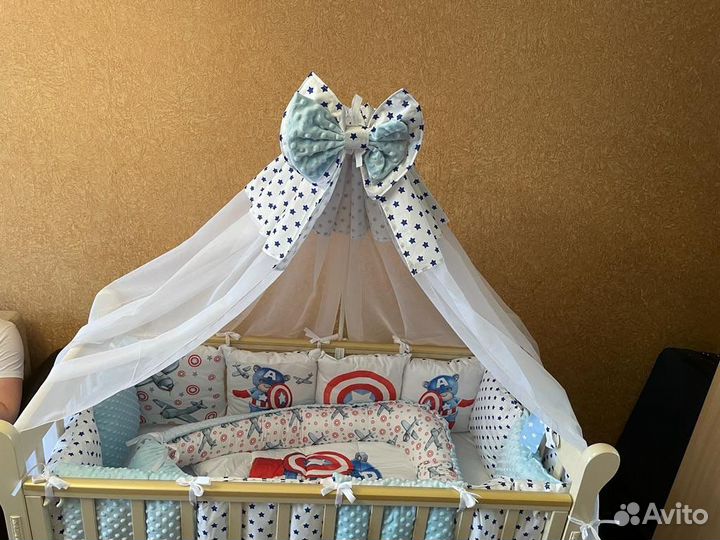 Детская кроватка с маятником