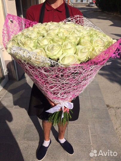 Розы белые в сизале розовой 51 шт