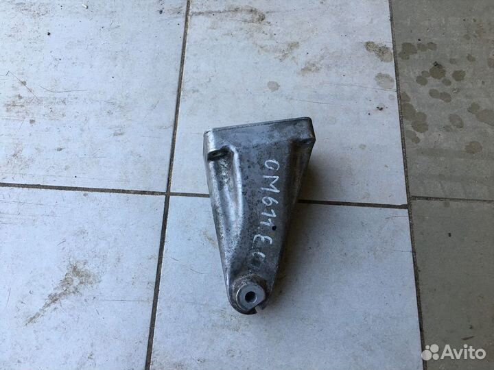 Кронштейн опоры двс правый OM611 646 612 647