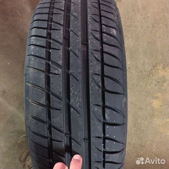 Tigar High Performance 215/60 R17 96H