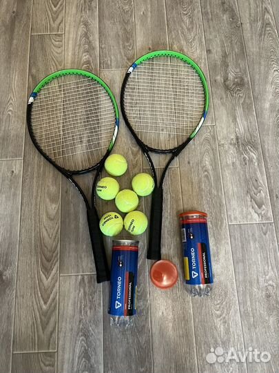 Теннисные ракетки с мячами