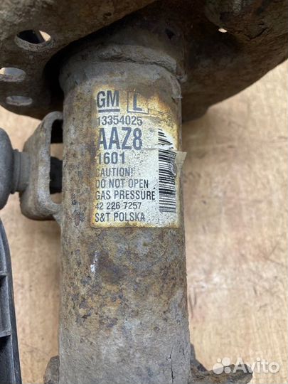 Стойка подвески передняя левая Opel Astra J A16XER