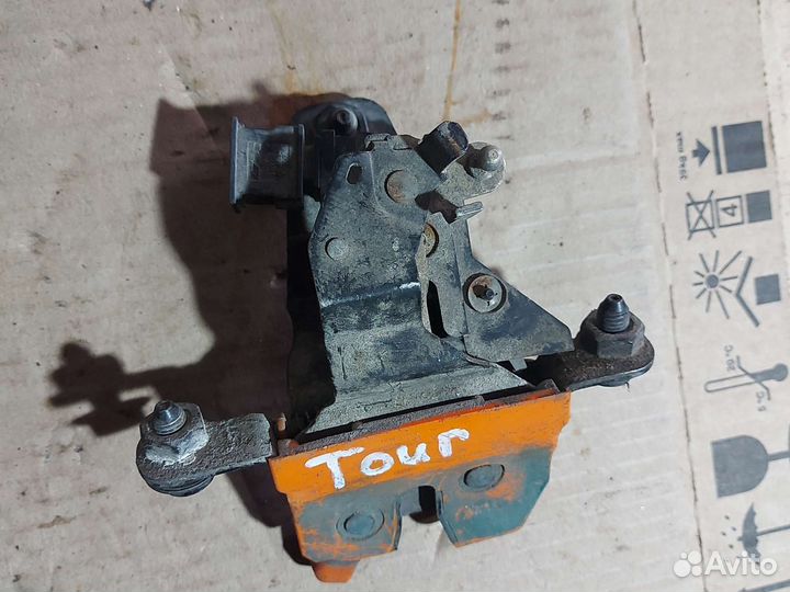 Замок крышки багажника Skoda Octavia Tour A4