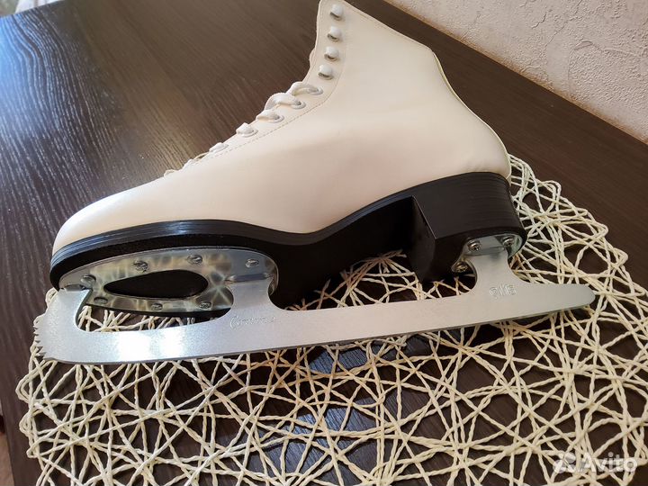 Коньки фигурные белые женские 41 размера