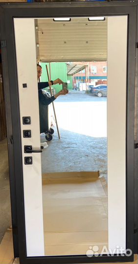 Дверь с Зеркалом