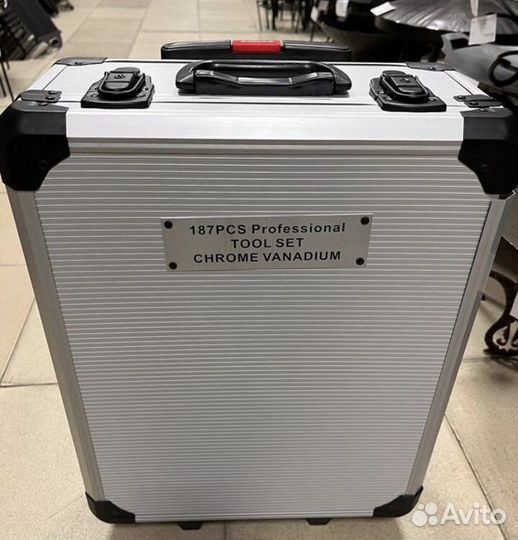 Набор инструментов в чемодане