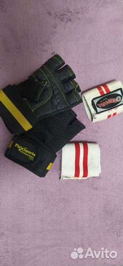 Спортивные перчатки и напульсник