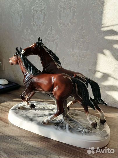 Фарфоровая статуэтка бегущие кони лошади германия
