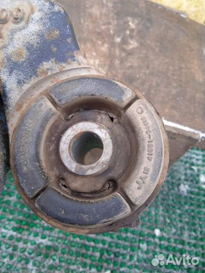 Кронштейн редуктора передний Lexus Lx570 URJ201