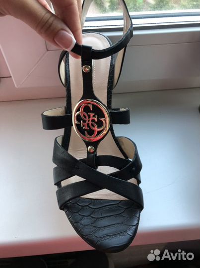 Босоножки на танкетке «Guess»