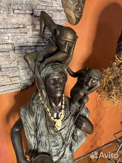 Статуя из бронзы. Мавр с обезьянками