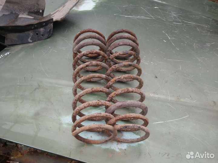 Задние пружины Ниссан Премьера Р10 универсал