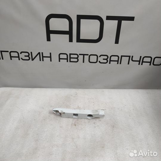Кронштейн прав. переднего бампера Ford Focus2 рест